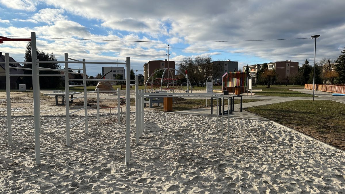 Miniaturka artykułu Budowa Parku Rekreacji w Przytocznie – wykonanie strefy streetworkoutu i małej architektury – koniec prac, umowa zrealizowana.